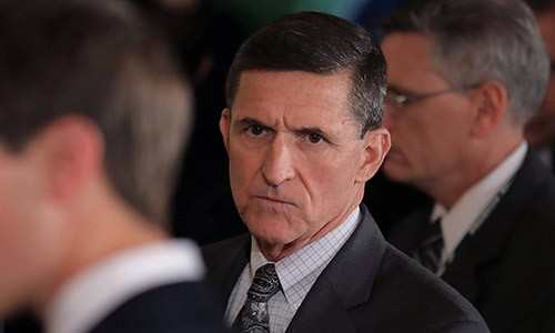 Cựu cố vấn an ninh Flynn đang bị xem xét liên quan với tin tặc Nga. Ảnh:Newsweek.