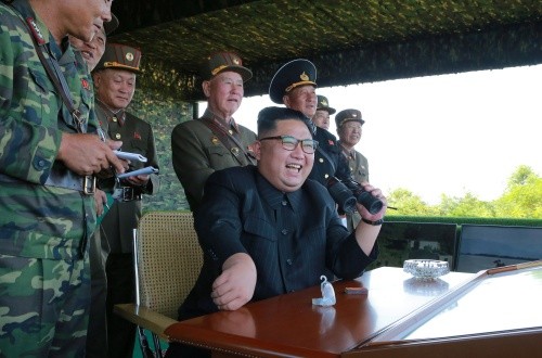 Lãnh đạo Kim Jong-un thị sát cuộc thi tấn công mục tiêutrong bức ảnh được công bố hôm 25/8. Ảnh:Reuters.