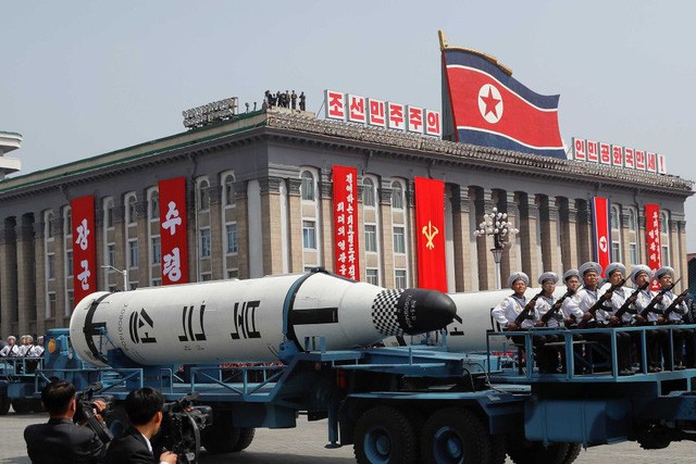Tên lửa Triều Tiên tham gia lễ diễu binh tại thủ đô Bình Nhưỡng hồi tháng 4 (Ảnh: Reuters)