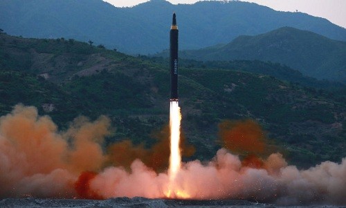 Tên lửa đạn đạo tầm trung Hwasong-12 của Triều Tiên. Ảnh:KNCA.