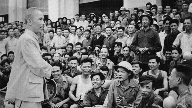 Chủ tịch Hồ Chí Minh thăm cán bộ, công nhân Nhà máy Xe lửa Gia Lâm (Hà Nội) ngày 19/5/1955
