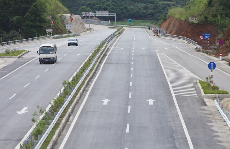 Theo Bộ Giao thông vận tải, Dự án Đầu tư xây dựng tuyến đường bộ cao tốc Bắc - Nam có quy mô rất lớn nên không khả thi để kêu gọi đầu tư như một dự án duy nhất. Ảnh: Tường Lâm