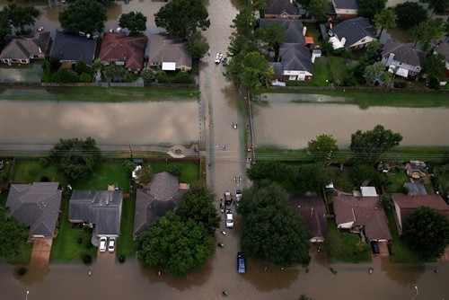 Nhà ngập trong lũ lụt do bão Harvey ở Texas. Ảnh:Reuters.