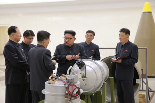 Nhà lãnh đạo Triều Tiên Kim Jong-un kiểm tra một thiết bị hạt nhân. Ảnh:KCNA.