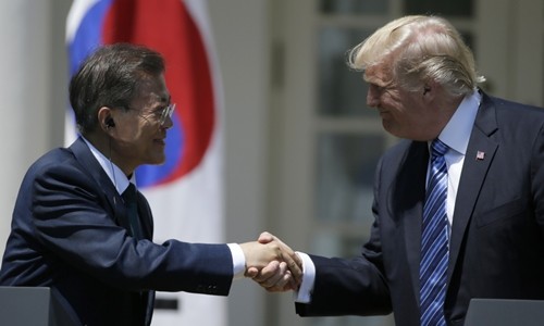 Tổng thống Mỹ Donald Trump (phải) bắt tay người đồng cấp Hàn Quốc Moon Jae-in tại Nhà Trắng hồi tháng 7. Ảnh:Reuters.