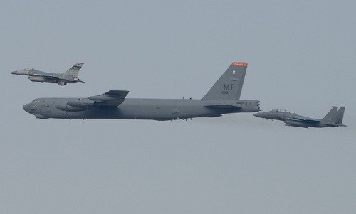 Oanh tạc cơ chiến lược B-52 phô trương sức mạnh trên bán đảo Triều Tiên. Ảnh:USAF.