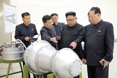 Lãnh đạo Triều Tiên Kim Jong-un đứng cạnh mô hình quả bom được cho là bom nhiệt hạch của Bình Nhưỡng. Ảnh:KCNA.