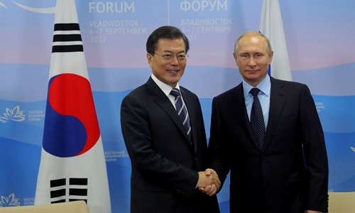 Tổng thống Nga Vladimir Putin bắt tay người đồng cấp Hàn Quốc Moon Jae-in. Ảnh:Reuters.