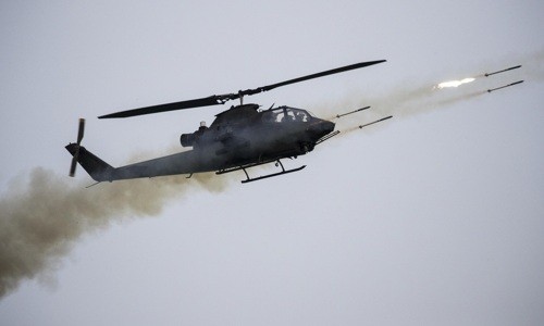Trực thăng tấn công AH-1S Cobra của thủy quân lục chiến phóng rocket trong cuộc tập trận. Ảnh:Yonhap.