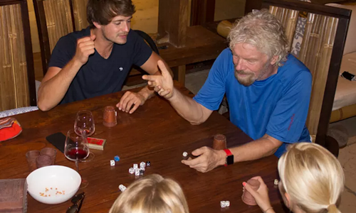 Richard Branson và nhóm bạn chơi game trước bão Irma. Ảnh:Virgin