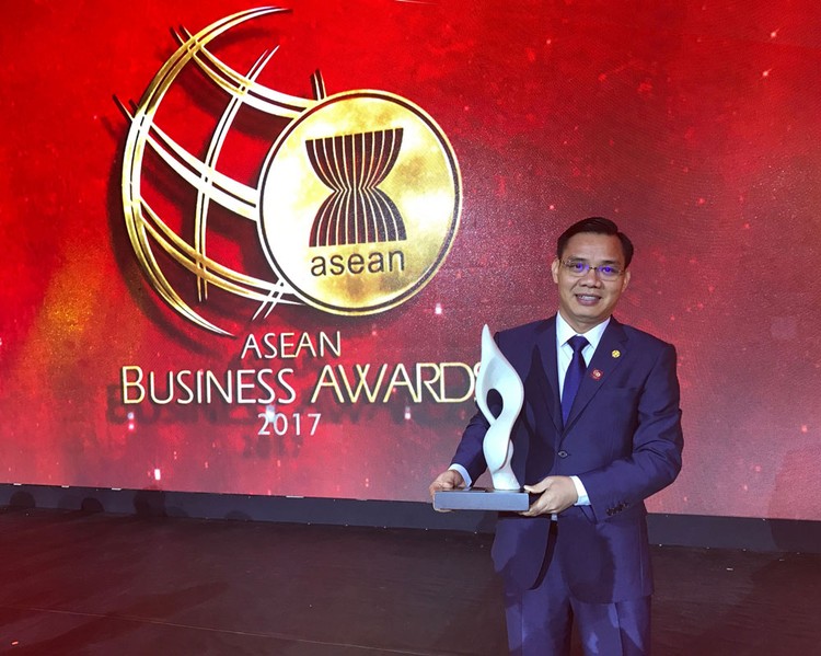 Phó Tổng Giám đốc Lê Văn Tần nhận giải thưởng ABA cho SeABank
