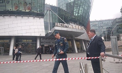 Cảnh sát lập rào chắn ngăn cách bên ngoài một trung tâm thương mại ở Moscow sau khi sơ tán. Ảnh:Twitter.