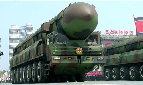 Mẫu tên lửa đạn đạo xuyên lục địa mới của Triều Tiên trong lễ duyệt binh ngày 15/4/2017. Ảnh:Reuters.
