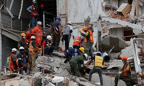 Việc tìm kiếm nạn nhân dưới các toà nhà bị đổ được coi là ưu tiên hàng đầu. Ảnh:Reuters.