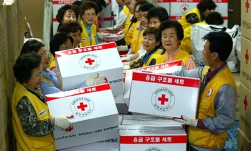 Nhân viên Chữ Thập Đỏ chuẩn bị hàng viện trợ cho Triều Tiên năm 2004. Ảnh:Guardian.