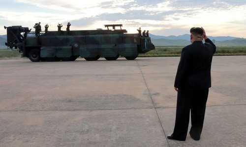 Nhà lãnh đạo Triều Tiên Kim Jong-un theo dõi vụ thử tên lửa bay qua Nhật. Ảnh minh họa:Reuters.