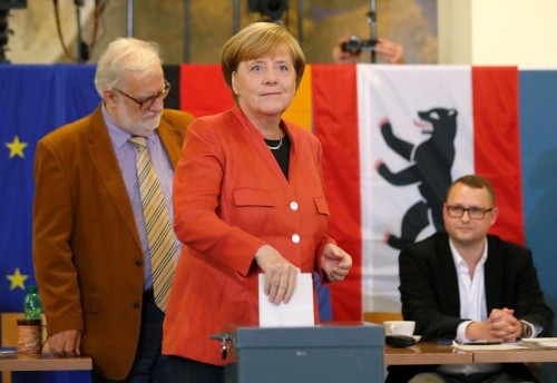 Bà Merkel đi bỏ phiếu tại Berlin. Ảnh:Reuters.