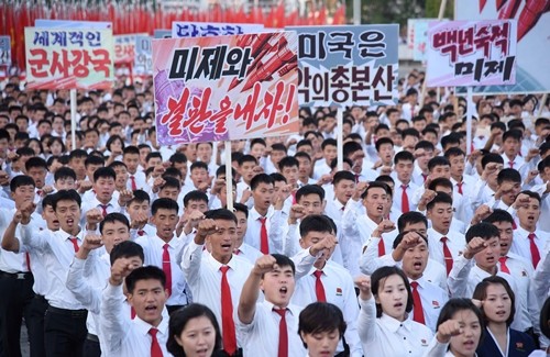 Người dân Triều Tiên tuần hành phản đối Mỹ ở quảng trường Kim Nhật Thành, Bình Nhưỡng, ngày 23/9. Ảnh:KCNA.