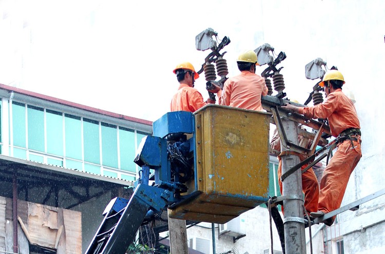 Tại các gói thầu xây dựng, cung cấp và lắp đặt thiết bị đường điện trung, hạ thế và trạm biến áp ở Bình Phước, nhiều nhà thầu tham dự thầu với hiệu lực của HSDT ngắn hơn quy định. Ảnh: Lan Hương