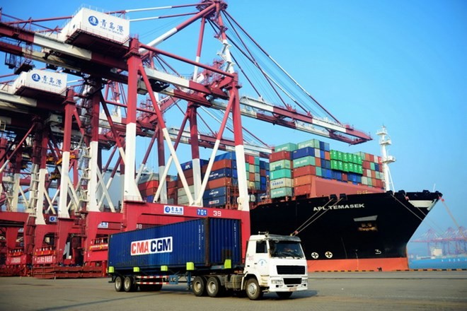 Vận chuyển hàng hóa tại cảng ở Thanh Đảo, tỉnh Sơn Đông, miền đông Trung Quốc ngày 13/7. (Nguồn: AFP/TTXVN)