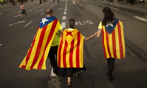 Một gia đình người Catalonia khoác cờ xuống đường sau cuộc trưng cầu dân ý về việc tách khỏi Tây Ban Nha hôm 1/10. Ảnh:AP.