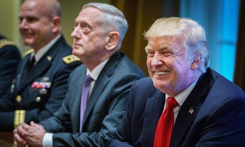 Tổng thống Mỹ Donald Trump làm việc với các quan chức quân sự cấp cao tại Nhà Trắng. Ảnh:AFP.