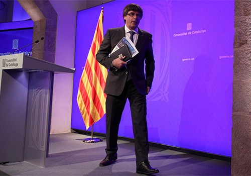 Lãnh đạo vùng Catalonia Carles Puigdemont trong một buổi họp báo ở Barcelona, Tây Ban Nha vào ngày 2/10. Ảnh:Reuters.