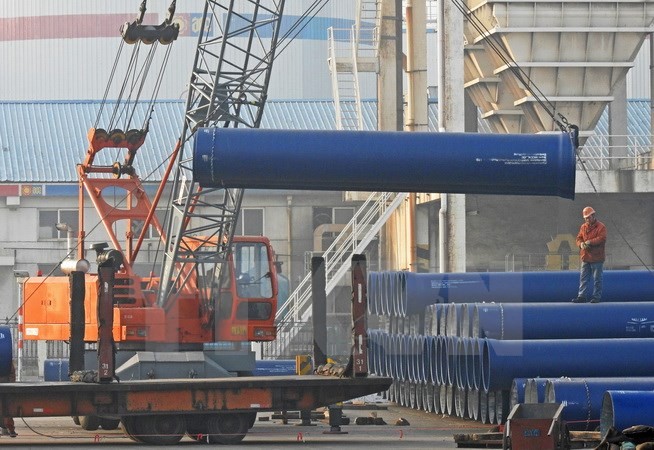 Vận chuyển ống thép tại cảng ở Liên Vận Cảng, tỉnh Giang Tô, Trung Quốc ngày 1/1. (Nguồn: AFP/TTXVN)
