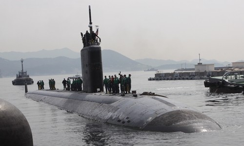 Tàu ngầm USS Tucson đến cảng Jinhae. Ảnh:PACOM.