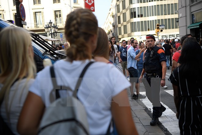 Cảnh sát vùng Catalonia tuần tra tại thành phố Barcelona ngày 23/9. (Nguồn: AFP/TTXVN)