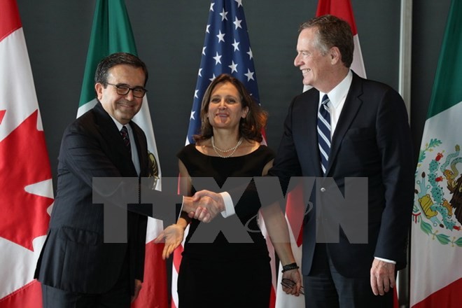 Ngoại trưởng Canada Chrystia Freeland (giữa), Bộ trưởng Kinh tế Mexico Ildefonso Guajardo Villarreal (trái) và Đại diện thương mại Mỹ Robert E. Lighthizer tại vòng đàm phán NAFTA ở Ottawa, Ontario (Canada) ngày 27/9. (Nguồn: AFP/TTXVN)