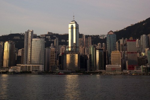 Tòa nhà The Centre (giữa) tọa lạc ngay khu trung tâm kinh doanh của Hong Kong.Ảnh: Bloomberg