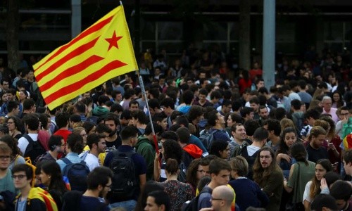 Sinh viên vẫy cờ estelada, biểu tượng phong trào đòi độc lập của Catalonia, trong cuộc biểu tình phản đối bắt giam hai thủ lĩnh ủng hộ ly khai. Ảnh:Reuters.