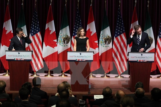 Ngoại trưởng Canada Chrystia Freeland (giữa), Bộ trưởng Kinh tế Mexico Ildefonso Guajardo Villarreal (trái) và Đại diện thương mại Mỹ Robert E. Lighthizer tại vòng đàm phán NAFTA ở Ottawa, Ontario (Canada) ngày 27/9 vừa qua. (Ảnh: AFP/TTXVN)
