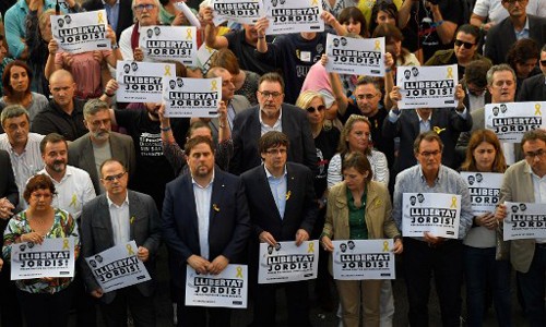 Ông Carles Puigdemont (thứ năm phải sang, hàng đầu) tham gia biểu tình ở Barcelona ngày 21/10 đòi Madrid phóng thích hai quan chức tại đây đang bị bắt vớicáo buộc xúi giục nổi loạn. Ảnh:AFP.