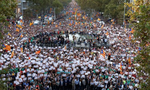 Đám đông biểu tình tại Barcelona. Ảnh:Reuters.