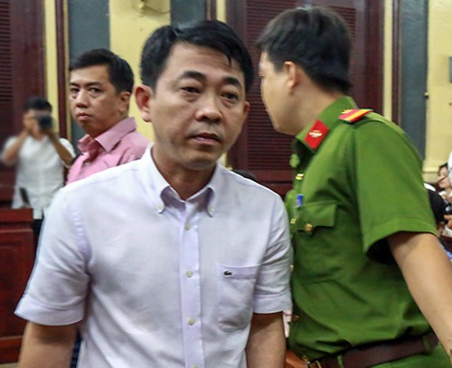 Nguyễn Minh Hùng bị tòa ra lệnh bắt tạm giam ngay khi khai mạc phiên xử chiều nay. Ảnh:Thành Nguyễn.