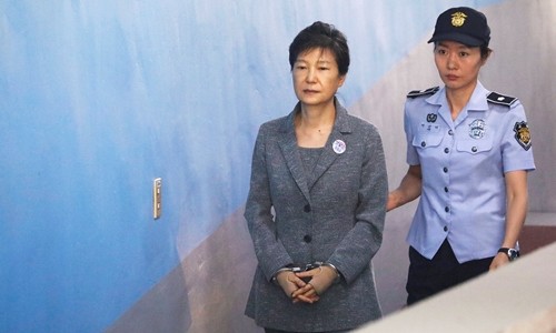 Bà Park Geun-hye trình diện tòa án ở Seoul hôm 25/8. Ảnh:Reuters.