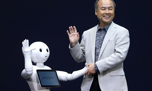 Masayoshi Son và robot Repper của SoftBank. Ảnh:Bloomberg