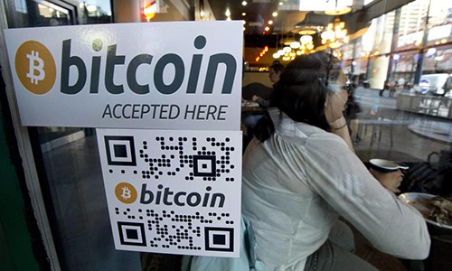 Thông báo chấp nhận thanh toán bằng Bitcoin bên ngoài một cửa hàng. Ảnh:Deseretnews.