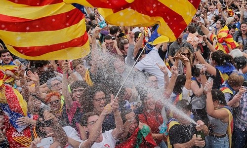 Hàng nghìn người ăn mừng sau khi Catalonia tuyên bố độc lập. Ảnh:Reuters.