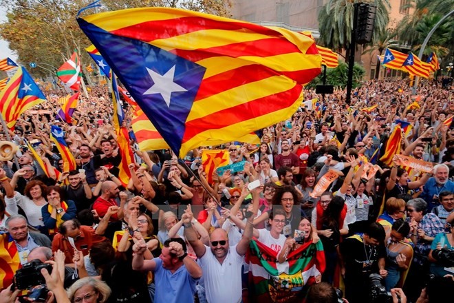 Người dân xứ Catalonia tuần hành trên đường phố thủ phủ Barcelona sau khi cơ quan lập pháp địa phương thông qua tuyên bố độc lập. (Nguồn: AFP/TTXVN)
