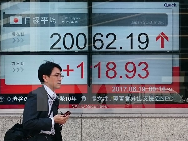 Bảng tỷ giá chứng khoán tại sàn giao dịch chứng khoán Tokyo, Nhật Bản. (Nguồn: AFP/TTXVN)
