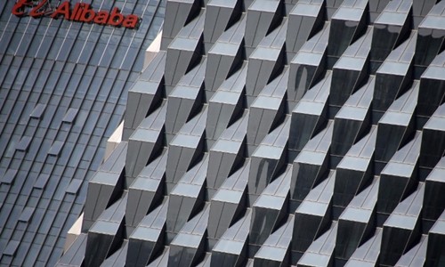 Logo Alibaba tại văn phòng của hãng ở Bắc Kinh. Ảnh:Reuters