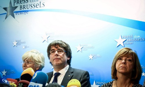 Cựu thủ hiến Catalonia ông Carles Puigdemont (giữa) trong một cuộc họp báo ở Bỉ ngày 31/10. Ảnh:AFP.