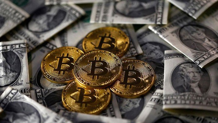 Những đồng tiền ảo Bitcoin mô hình đặt cạnh những đồng tiền giấy trong một bức hình minh họa - Ảnh: Reuters.