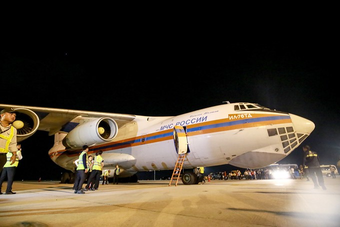 Phi cơ Nga chở 5 triệu USD hàng cứu trợ đến sân bay Cam Ranh