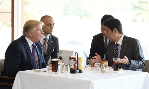 Thủ tướng Nhật Bản Shinzo Abe (phải) mời Tổng thống Mỹ Donald Trump món bánh hamburger kẹp thịt bò trong bữa trưa tại một câu lạc bộ golf vào ngày 4/10. Ảnh:Twitter.