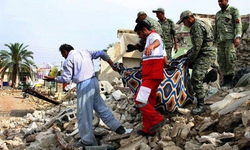 Binh sĩ Iran giúp người dân sau trận động đất. Ảnh:AFP.