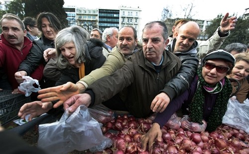 Người dân Hy Lạp chờ nhận hành miễn phí tại thời điểm nước này vỡ nợ năm 2012. Ảnh:Reuters